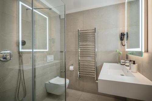 埃尔策帕潘霍夫阿姆贝特酒店的浴室配有卫生间、盥洗盆和淋浴。