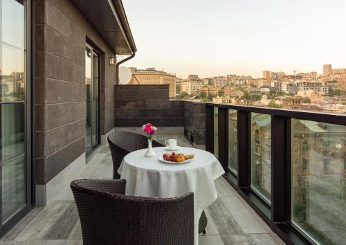 埃里温Dave Hotel Yerevan的阳台上的桌子上放着一盘食物