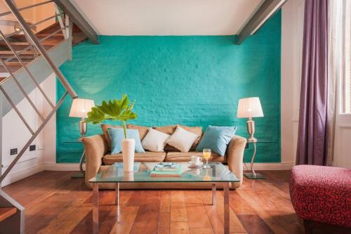 布宜诺斯艾利斯San Telmo Suites的带沙发和绿色墙壁的客厅