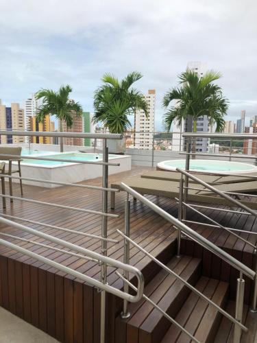 若昂佩索阿Apart hotel- FLAT no melhor do Manaíra 401的享有棕榈树建筑屋顶的景色