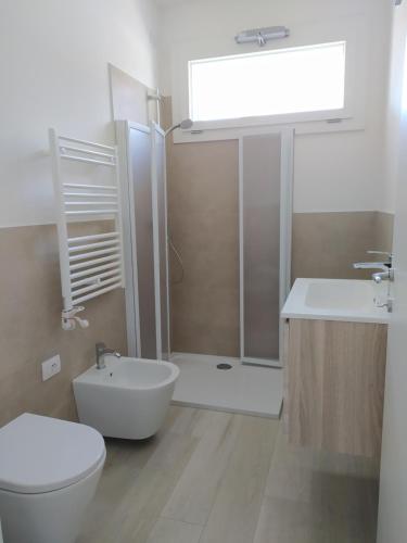 利多迪耶索罗Jesolo Appartamenti F2 - Coral Red的带淋浴、卫生间和盥洗盆的浴室