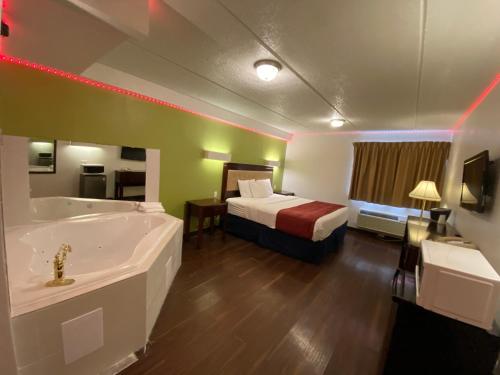 威洛比Skylight Inn Willoughby - Cleveland Mentor的带浴缸和床的酒店客房