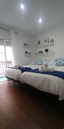 格拉纳达Apartamento Madreselva 36的白色客房的两张床,