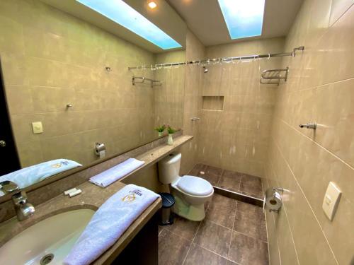 波哥大Hotel Marbella Chico的带浴缸、卫生间和盥洗盆的浴室