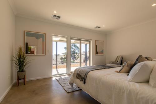 Mount McKenzieBrockenchack Retreat Bed & Breakfast的一间卧室设有一张大床和一个窗户。