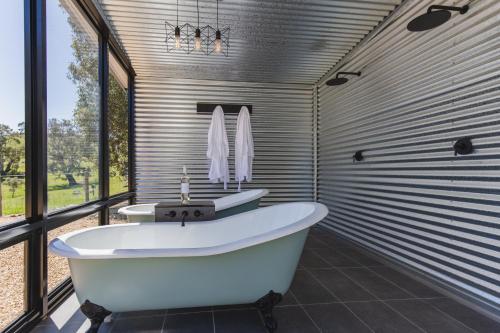 Mount McKenzieBrockenchack Retreat Bed & Breakfast的浴室配有两个盥洗盆和浴缸。