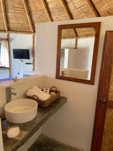卡诺阿斯德蓬萨尔Waltako Beach Culture的一间带水槽和镜子的浴室