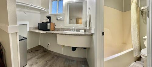 肖尔莱恩Americas Inn & Suite的一间带水槽和卫生间的浴室