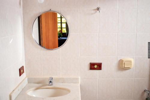 新弗里堡Chalés Paradiso的一间带镜子和水槽的浴室