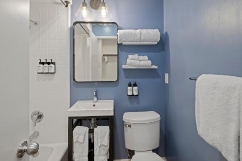 圣地亚哥Sea Harbor Hotel - San Diego的一间带卫生间、水槽和镜子的浴室