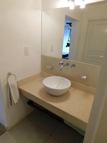 圣卡洛斯-德巴里洛切Dep Catedral的浴室设有白色水槽和镜子