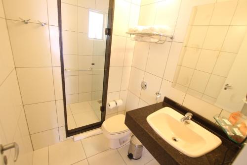 库里提巴Hotel Confiance Batel的一间带水槽、卫生间和淋浴的浴室