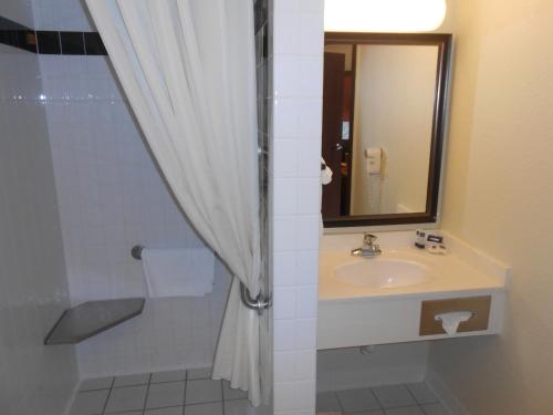 Tofte托夫特艾米丽茵酒店的浴室配有盥洗盆和带镜子的淋浴