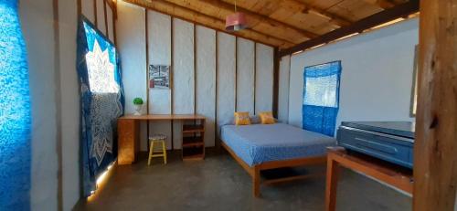 曼克拉Casa Naranja的小房间设有一张床和一张书桌