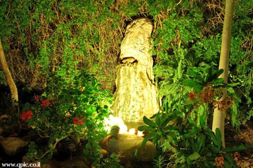 加利利צימר בגליל אביב בבקתה的花园中的一个雕像