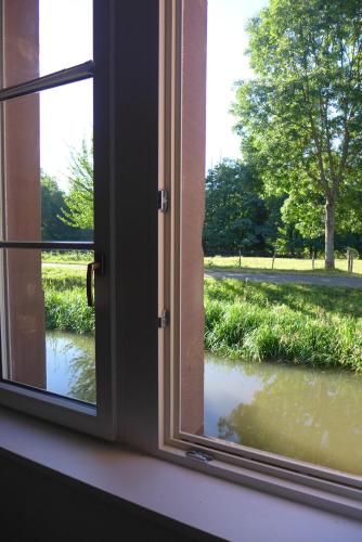 WolxheimLa Maison Carré的享有河景的开放式窗户