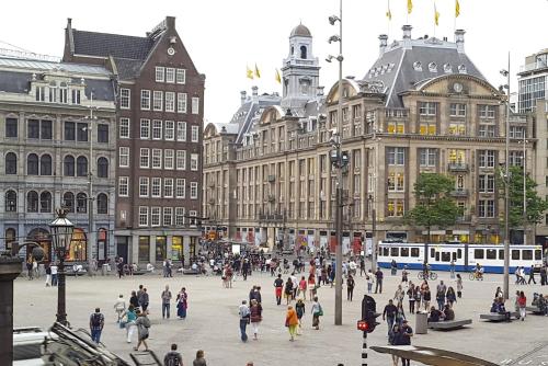 阿姆斯特丹本中心酒店的一群人绕着城市广场走来走去