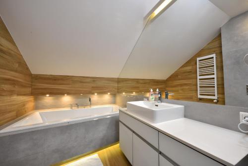 彼得库夫特雷布纳尔斯基Hotel AGAT的浴室配有白色浴缸和水槽