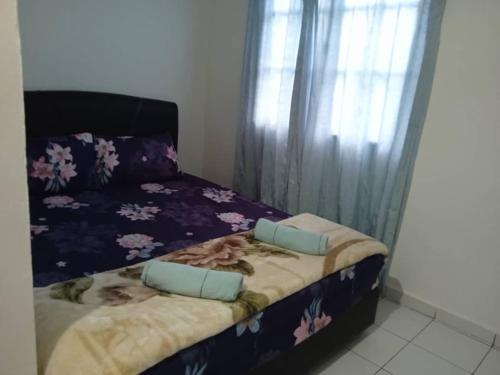 昆达桑Dongorit Cabin House no.2的一间卧室配有一张带紫色棉被的床