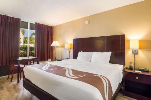 布雷登顿布雷登顿北萨拉索塔品质酒店的酒店客房设有一张大床和一张书桌。
