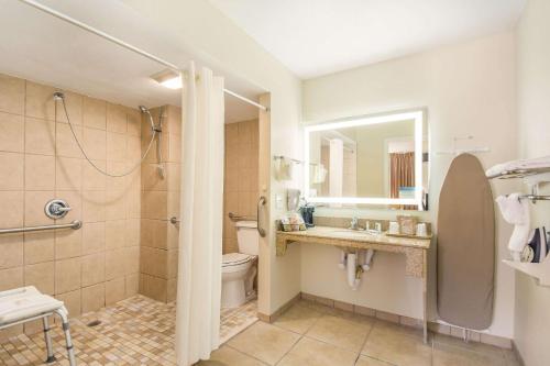 布雷登顿布雷登顿北萨拉索塔品质酒店的带淋浴、卫生间和盥洗盆的浴室