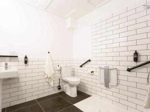 米洛Ibis Centre Millau的白色的浴室设有卫生间和水槽。