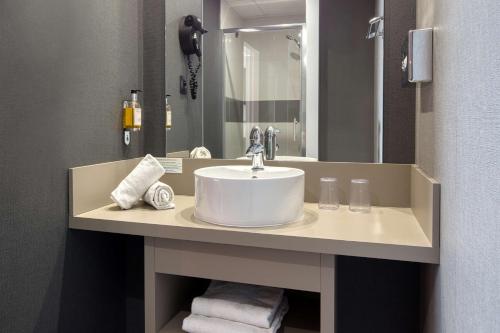 圣埃尔布兰Best Western Hotel Atlantys Zenith Nantes的一间带水槽和大镜子的浴室