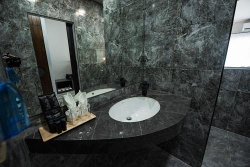 普吉镇Little Loft Hotel的一间带水槽和镜子的浴室