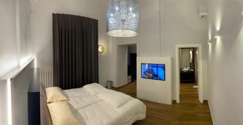 卡塞塔Tropicana Room的客厅配有白色沙发和电视