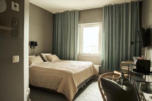 延雪平Hasse på Sjökanten Hotell & Restaurang的一间卧室设有一张床和一个窗口