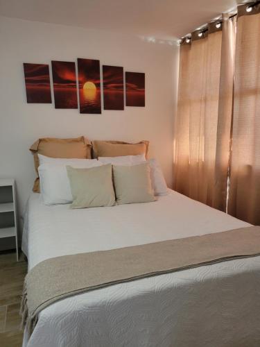 法哈多Sunny Moon Vacation, Private Island in Fajado,PR.的卧室配有一张带白色床单和枕头的大床。