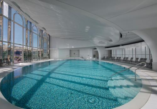 巴黎蒙特卡罗酒店内部或周边的泳池