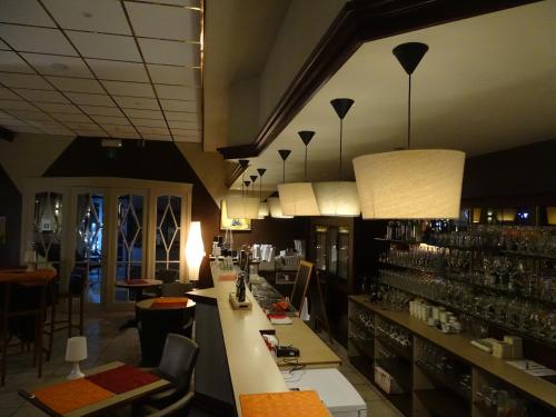布兰肯贝赫Value Stay Blankenberge的餐厅设有酒吧,配有桌椅