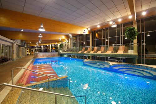 拉克韦雷海洋酒店&温泉的酒店大楼内的大型游泳池