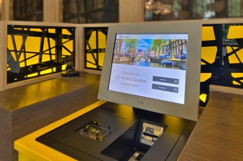 阿姆斯特丹XO酒店时尚店的一张桌子上的一个电脑显示器