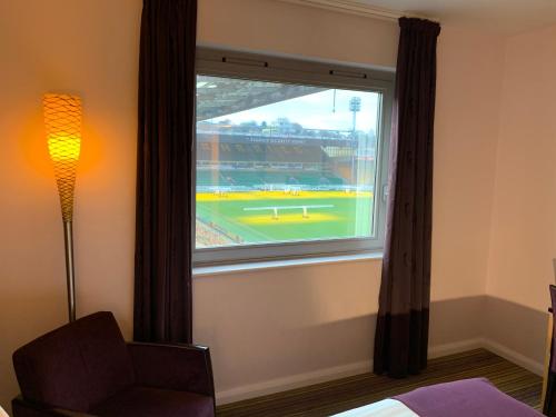 诺里奇假日诺威奇城市酒店的一间卧室设有窗户,享有棒球比赛的景色