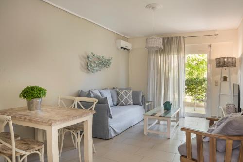 凯法利尼亚岛Meliti Waterfront Suites的客厅配有沙发和桌子