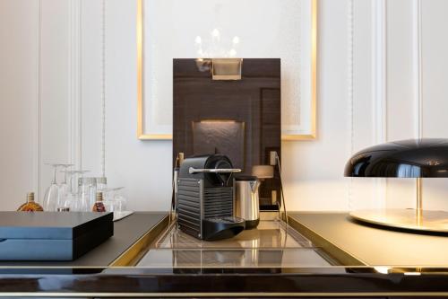 蒙特卡罗巴黎蒙特卡罗酒店的咖啡壶,位于柜台上