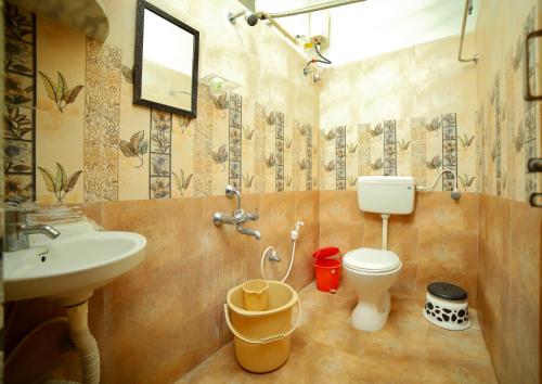 TrueLife Homestays - Alamelu Avenue - Fully Furnished AC 2BHK Apartments in Tirupati - Walkable to Restaurants & Super Market - Fast WiFi - Kitchen - Easy access to Airport, Railway Station, Sri Padmavathi & Tirumala Temple的一间浴室