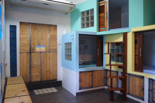 沙美岛Sundaze Samet - Bar & Hostel的木门和木架的房间