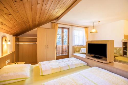 卡迪皮特拉Kuglerhof Apt 2的一间卧室配有两张床和一台平面电视