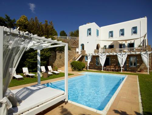 加夫里翁Heliades Villas的一座带游泳池和房子的别墅