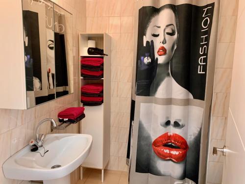 罗列特海岸Apartments Paradise Lloret的浴室设有淋浴帘,其中有女士