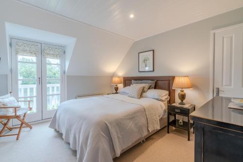 南塞尔尼Mayfly Lodge的白色的卧室设有床和窗户