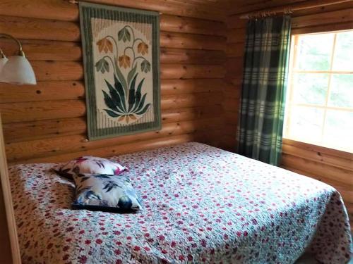 索特Peikonpesä的小木屋内一间卧室,配有一张床