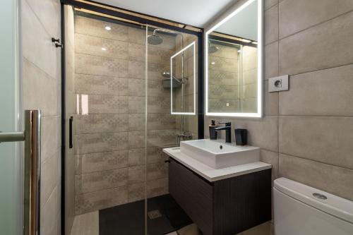 梅莱纳拉CASA ADA的一间带水槽和玻璃淋浴的浴室
