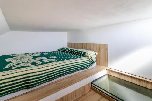 梅莱纳拉CASA ADA的玻璃地板房间的一张床位