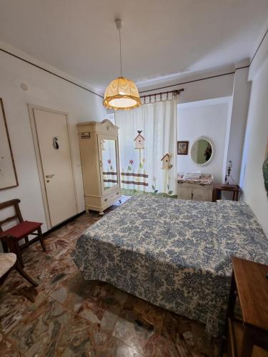莱圭利亚Villa Pina的卧室配有床、椅子和窗户。