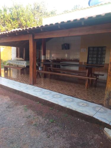 诺布里斯Pousada Mato Grosso的庭院中带桌子和长凳的亭子