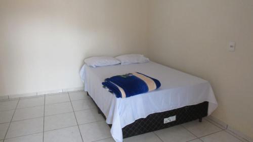 诺布里斯Pousada Mato Grosso的一间卧室配有带白色床单和枕头的床。